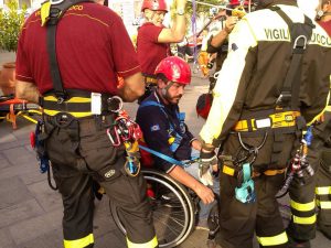 un operatore della Europe Consulting viene imbragato dai vigili del fuoco durante l'esercitazione di evacuazione ad Amalfi