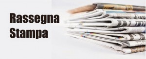 Scritta Rassegna Stampa con accanto una pila di giornali piegati