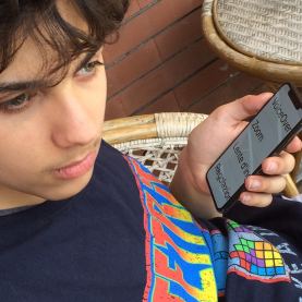 Tramite il proprio smartphone, un ragazzo con disabilità visiva utilizza le nuove tecnologie