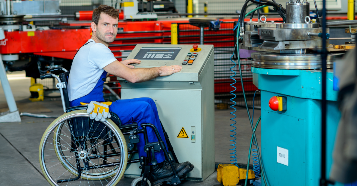 strategia europea sulla disabilità. uomo in carrozzina al lavoro