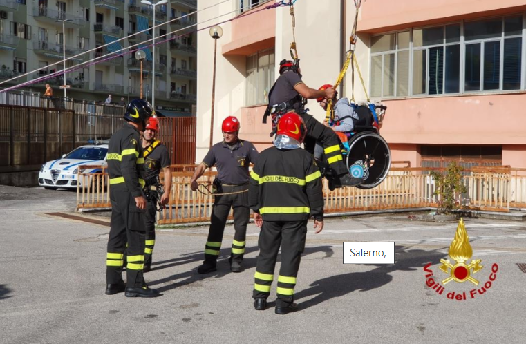 Salerno, evacuazione ragazzo disabile da parte dei  vigili del fuoco