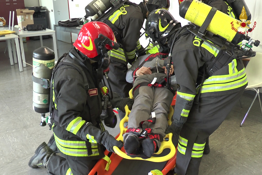 Foto: Vigili del Fuoco Trieste addestramento tecniche di soccorso a persona con SLA