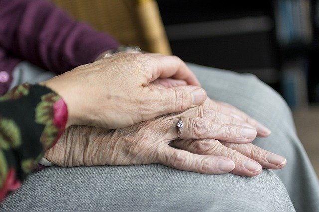 mani anziani assistenza in centri diurni