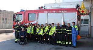 camion dei vigili del fuoco con personal per news A Pordenone i ragazzi dei Campi scuola a lezione di soccorso e disabilità