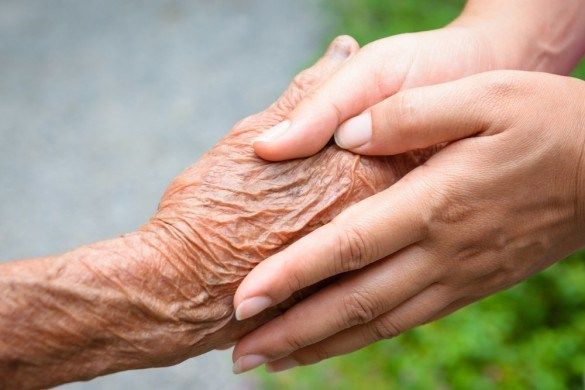 mano anziano nelle mani di un giovane per mappatura delle persone fragili nel distretto di carpi