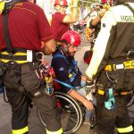 operatore Abili a proteggere viene imbragato dai vigili del fuoco durante l'esercitazione di evacuazione ad Amalfi TWIST disabilità motoria