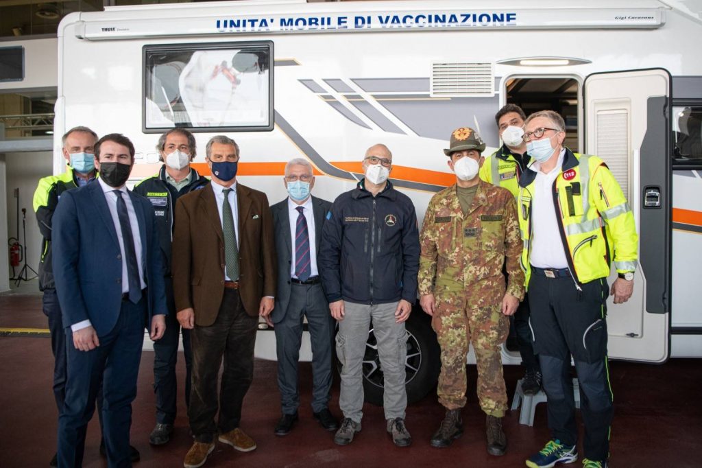 Foto Unità Mobile vaccinale di ANCI Lombardia.  Al centro il Capo Dipartimento Protezione civile nazionale