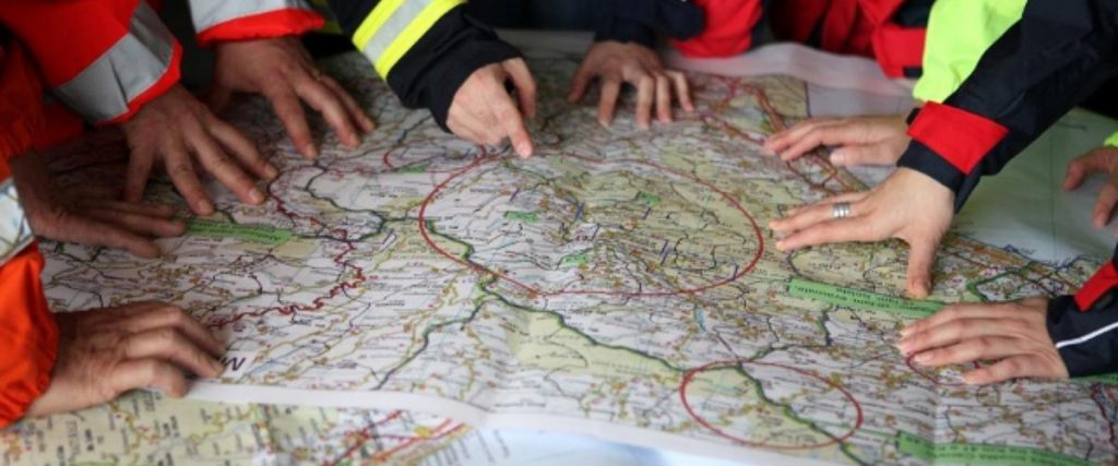 operatori di protezione civile con mappa per Censimento persone con disabilità nel Piano di Protezione Civile Comune di Miane