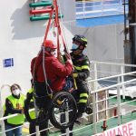 soccorso persona in carrozzina da traghetto