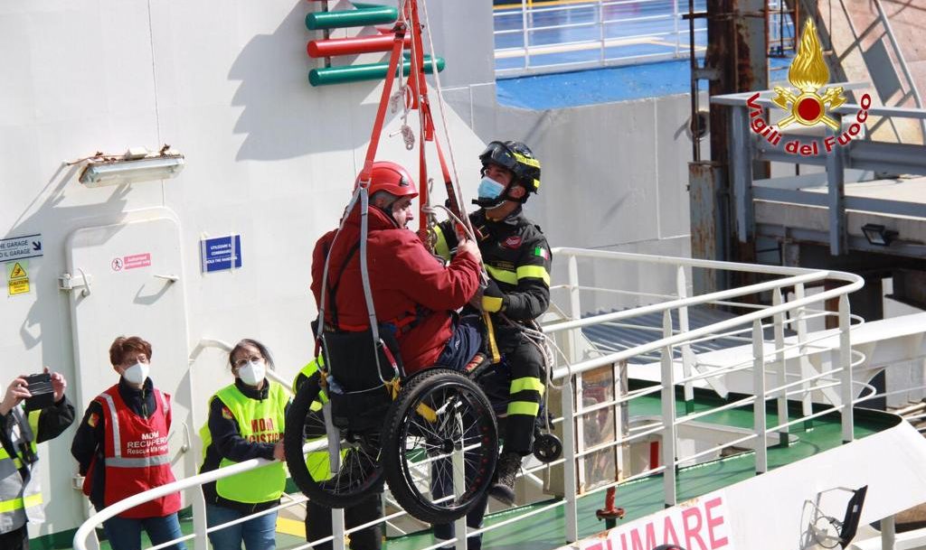 esercitazione messina: soccorso persona in carrozzina da traghetto