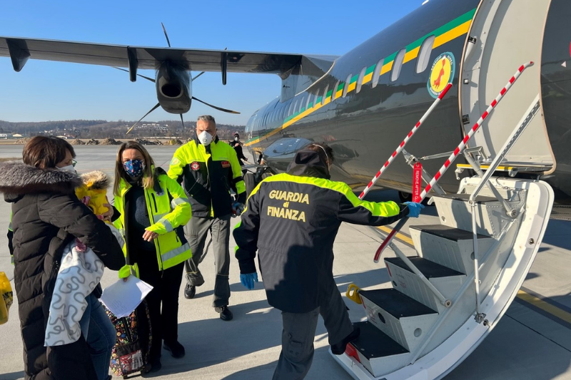 Foto: Trasporto MedEvac di pazienti ucraini tramite velivolo della Guardia di Finanza / Guardia di Finanza