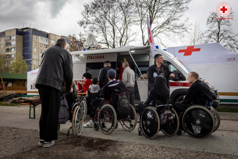 foto mezzo della Croce Rossa Italiana con disabili a Leopoli