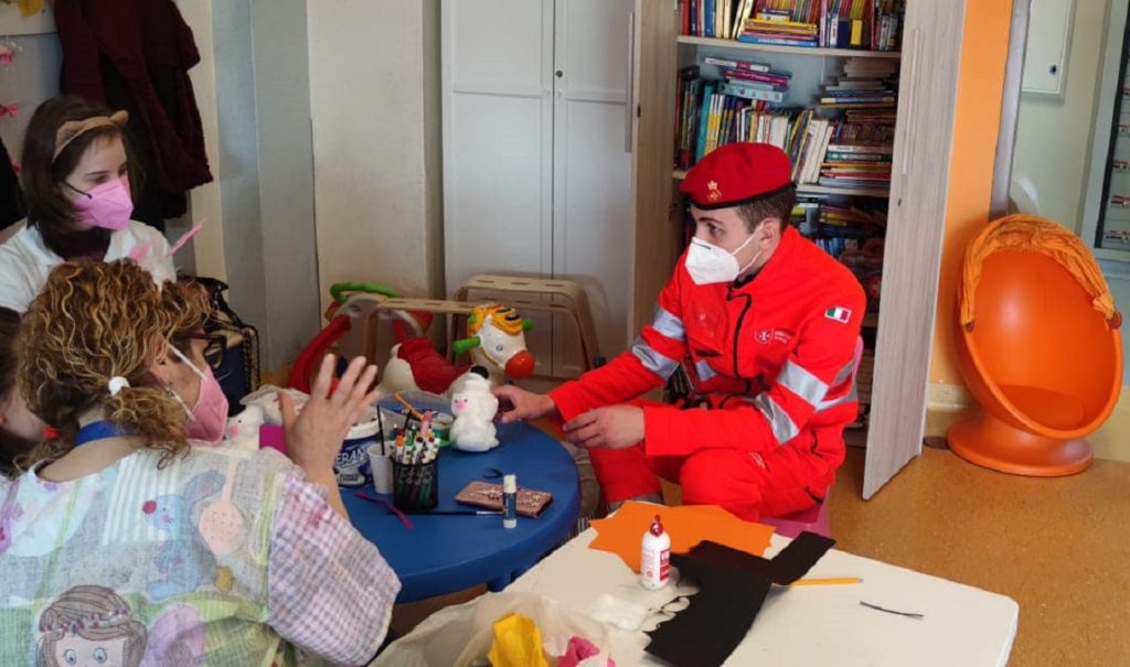 Grazie al Progetto Super Amabili Francesco, volontario Cisom con autismo svolge servizio in ospedale 