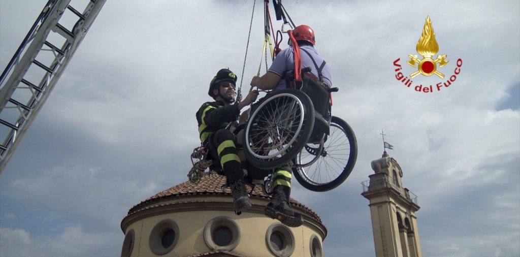 esercitazione di soccorso inclusivo dei vigili del fuoco a Prato
