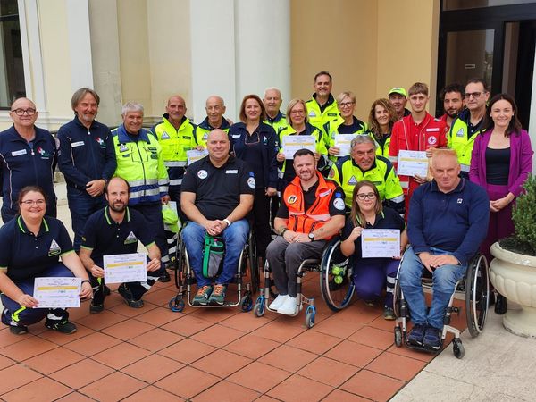 Foto di gruppo dei partecipanti al corso FormAbili di Giulianova