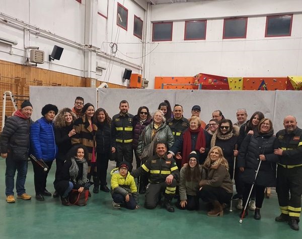 foto di gruppo delegazione UICI di Ascoli Piceno e Fermo in visita ai VVFF