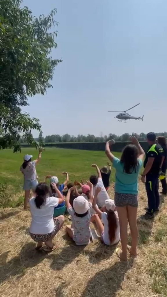 bambini partecipano all'esercitazione